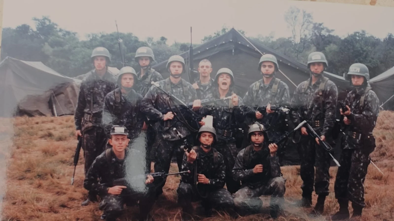 Registro da turma durante atividade de instrução em campo.