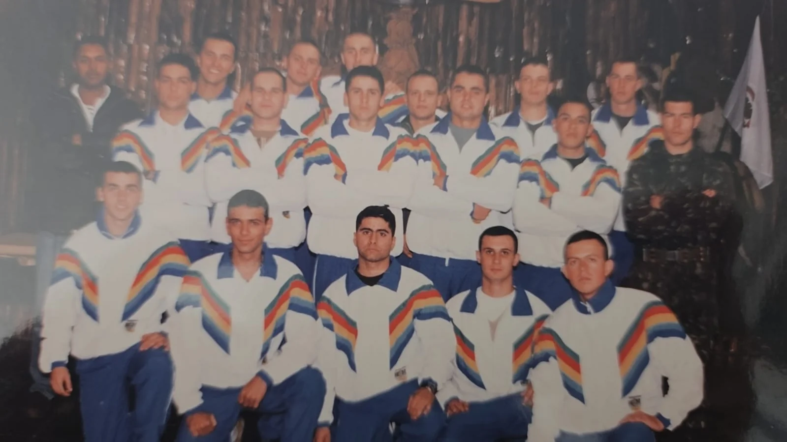 Registro coletivo com os agasalhos do grupo.