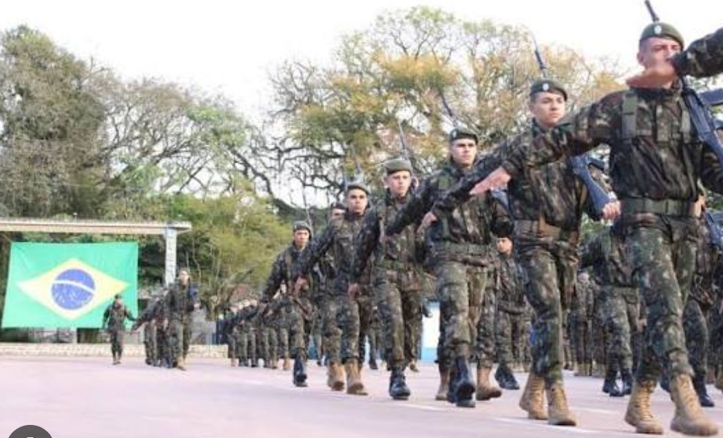 Pelotão do Exército Brasileiro marchando em formação